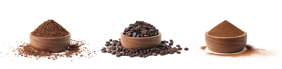 Drei Holzschalen mit Instant-Granulat, gerösteten Kaffeebohnen und Kaffeepulver