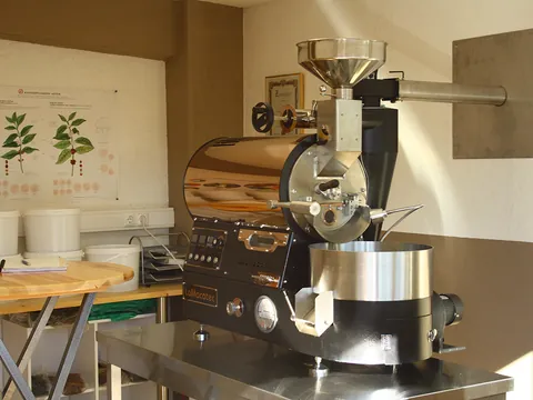 Seitenansicht des LaMacatec-Kaffeerösters in der Manufaktur