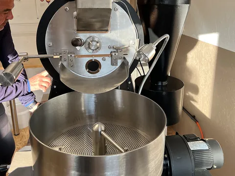 Blick auf die Trommel und den Kühlsieb des Kaffeerösters
